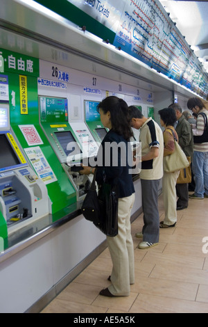 Les gens acheter des billets d'Asie au billet électronique cabines de la gare Shinjuku Tokyo Japon Banque D'Images