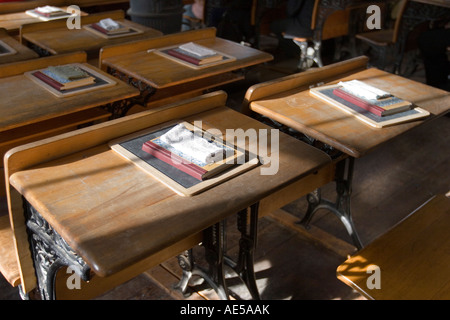 Un bureau de classe de style ancien en réplique de l'ère des années 1800 une petite école avec des livres et des tableaux noirs de gommes en tissu Banque D'Images