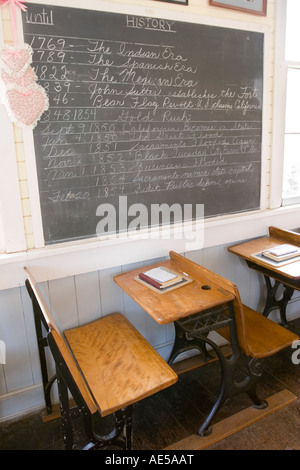 Classe de style ancien d'un bureau sur le mur avec tableau montrant les dates des événements historiques en réplique de l'une petite école Banque D'Images