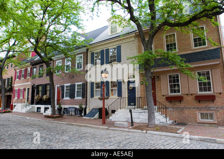 Belle maison en rangée de brique Georgienne sur Delancey Street une rue pavée de la société Hill de Philadelphie Banque D'Images