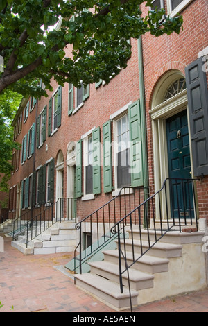 Belle maison en rangée de brique de style géorgien avec des volets verts dans la région de la colline de la société de Philadelphie, Pennsylvanie Banque D'Images