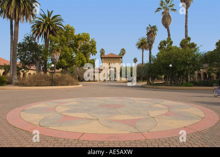 L'Université de Stanford principaux quad avec médaillon en brique plaza entourée de palmiers et d'arches de grès Californie Stanford Banque D'Images