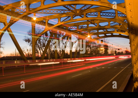 Les lumières des voitures et bus se déplaçant dans or acier structure du Tower Bridge au crépuscule à Sacramento en Californie Banque D'Images