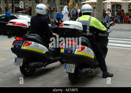 Barcelone Espagne Agents de police sur les scooters Banque D'Images