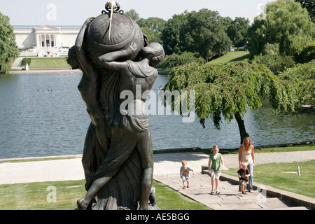 Ohio Cuyahoga County,Cleveland,University Circle,Wade Lagoon,statue,Museum of Art,famille parents parents enfants enfants,OH070731015 Banque D'Images