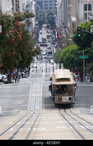 Cable car rempli de touristes en vacances qui navigue le long d'une section raide de Powell Street à San Francisco, Californie Banque D'Images