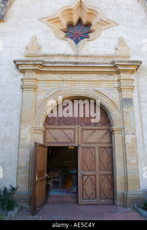 Entrée avant de le Carmel Mission Basilica avec porte ouverte Mission San Carlos Borromeo del Rio Carmelo dans Carmel Californie Banque D'Images