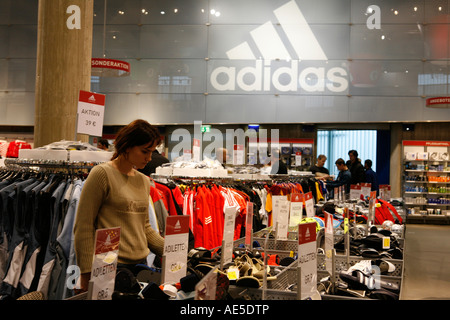 Siège Adidas Factory Outlet et à Herzogenaurach, Allemagne Banque D'Images