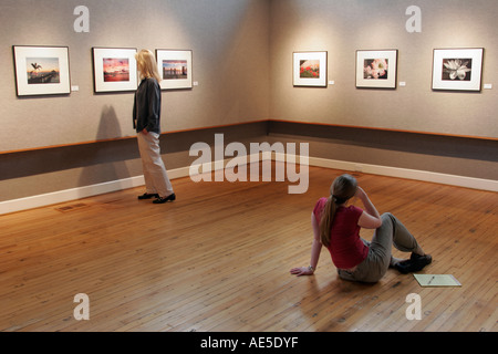 Chesapeake Virginia, Portlock Galleries à Sono, photos encadrées, femme assise, regardant l'observation, les visiteurs Voyage voyage tourisme terre Banque D'Images