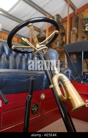 1913 International Harvester Company IHC antique car avec gros plan de l'avertisseur en laiton attaché à l'arbre du volant Banque D'Images
