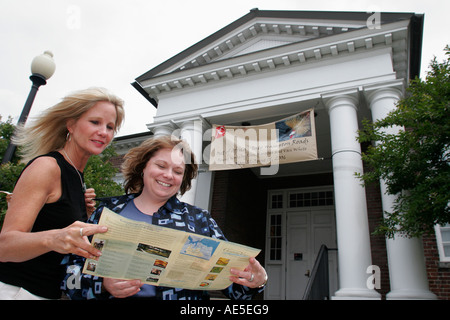 Chesapeake Virginia,Portlock Galleries à Sono,femmes,brochure brochures dépliants dossier dossiers brochures information brochure,voyages des visiteurs Banque D'Images