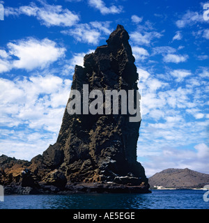 Célèbre tall dark stérile robuste colonne volcanique de Pinnacle Rock sur Isla Bartolomé Les îles Galapagos Équateur Banque D'Images