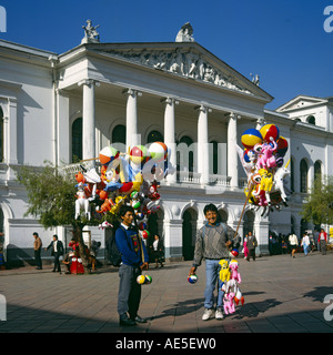 Image colorée de deux male toy vendeurs au Teatro Sucre façade sur la Plaza del Teatro de la ville de Quito Equateur Pichincha Banque D'Images