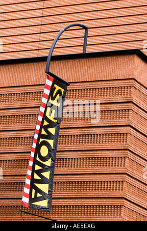 Bannières colorées suspendues à Musée d'Art Moderne de San Francisco SFMOMA façade de brique rouge Banque D'Images