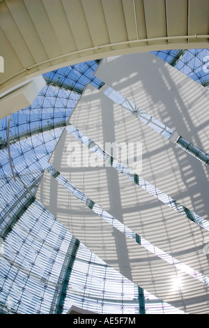 Jusqu'à la coupole de verre à l'architecture moderne de l'Hôtel de ville de San Jose dans la Silicon Valley bâtiment rotonde Banque D'Images