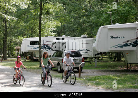 Chesapeake Virginia, Northwest River Water Park Campground, famille familles parents parents enfants, mère maman, père papa, vélo, vélo, équitation Banque D'Images