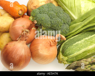 Sélection de légumes biologiques crus prêts à être préparés pour la cuisson sans personnes Banque D'Images