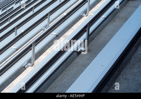 Abstract metal sieges dans un stade dans la distance de recul Banque D'Images