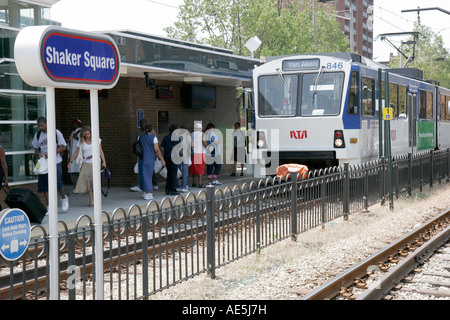 Ohio Cuyahoga County,Cleveland,Shaker Square Station,RTA,train électrique ferroviaire,embarquement passagers,OH070731067 Banque D'Images