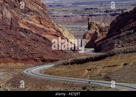 Partie incurvée de l'autoroute Interstate 80 qui serpente dans red rock country spectaculaire dans l'Utah Banque D'Images