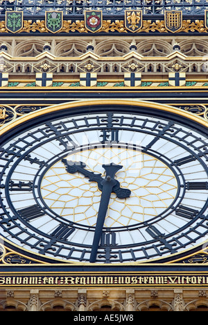 Les couleurs de London s St Stephen s Tower contenant la cloche appelée Big Ben Londres Angleterre Royaume-Uni Banque D'Images