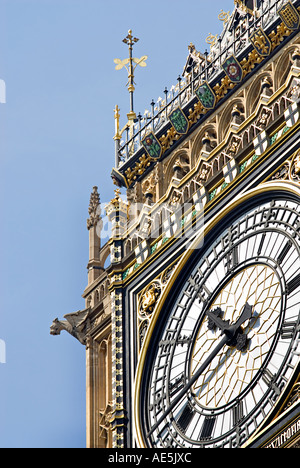 Les couleurs de London s St Stephen s Tower contenant la cloche appelée Big Ben Londres Angleterre Royaume-Uni Banque D'Images