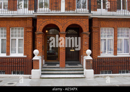 Deux rangées de maisons en brique avec des entrées principales et les clôtures en fer forgé dans le quartier de Chelsea de Londres, Angleterre Banque D'Images
