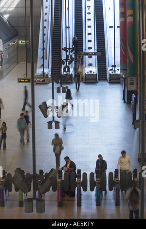 Les gens de l'élévateur en descendant de la station de métro de Canary Wharf et entrant par les tourniquets London England Banque D'Images