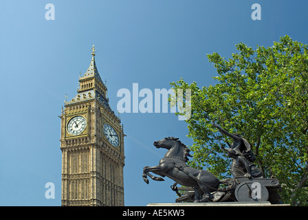 London St Stephen s Tower contenant la cloche appelée Big Ben et la Reine Statue Bodicea London England Banque D'Images