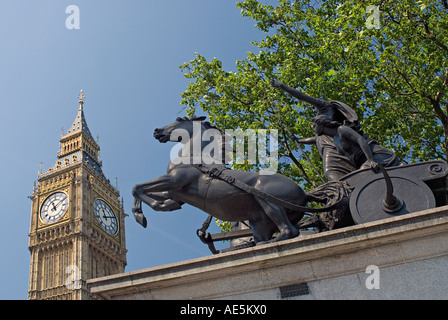 London St Stephen s Tower contenant la cloche appelée Big Ben et la Reine Statue Bodicea London England Banque D'Images