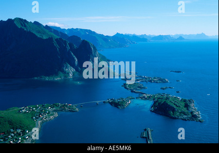 Vue depuis l'île de Moskenes, Reinebringen, Lofotes, Norvège Banque D'Images