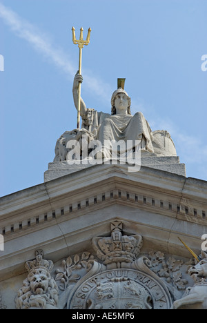 Sculpture de Britannia sur l'aile ouest de Somerset House accueil de l'Inland Revenue Londres Angleterre Royaume-Uni Banque D'Images