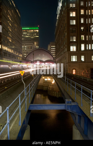 Light trails de Docklands Light Rail train DLR station Canary Wharf en direction de la station de London West India Quay Banque D'Images