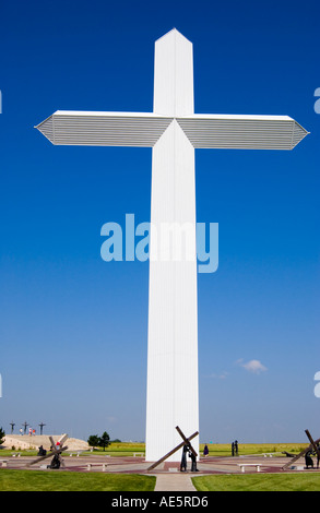 La croix géante à Groom, Texas, États-Unis, un symbole frappant de la foi et un point de repère important sur l'historique route 66. Banque D'Images