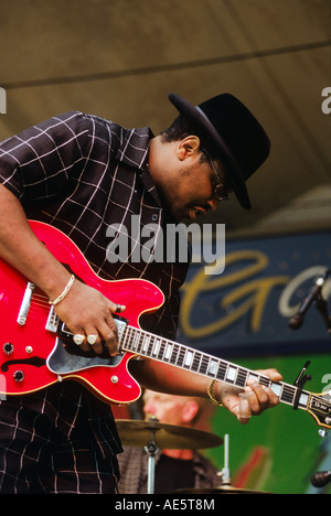 BIG BILL MORGANFIELD joue de la guitare slide comme son père Muddy Waters Blues Festival de la baie de Monterey en Californie Banque D'Images