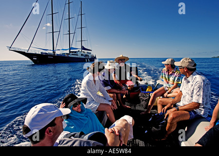 Les touristes passe vue voyant l'étoile de mer expédition Yacht à intellectuelle a annoncé en arrière-plan Les Seychelles Banque D'Images