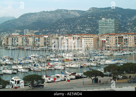 Marina avec blocs d'appartements de bord de mer et collines au-delà de port de Toulon France Banque D'Images
