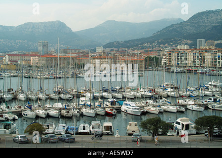Port de plaisance de Toulon sur la Côte d'Azur, sur la côte méditerranéenne du Var, département de Provence-Alpes-Côte d'Azur, au sud de la France Banque D'Images