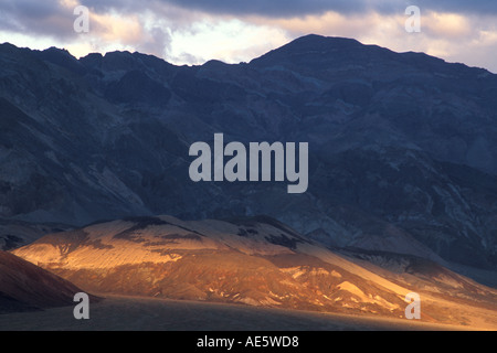 Coucher du soleil la lumière sur les collines striées en dessous de la Montagne Noire, Death Valley National Park Californie Banque D'Images