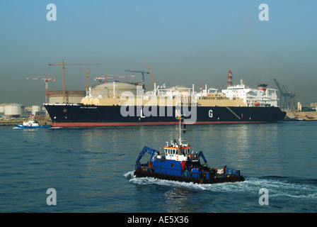 Installations portuaires avec navire-citerne britannique Merchant conçu pour le transport de gaz naturel liquéfié amarré le long de la zone de quai bleu ciel Barcelone Espagne Banque D'Images