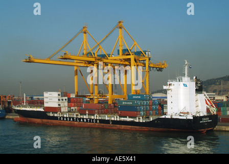 Les installations du port de Barcelone avec Trasatlantica Canaria container ship dock amarrée le long du Port de Barcelone Espagne Europe Banque D'Images