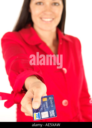 Jeune femme de payer par carte bancaire parution modèle Banque D'Images