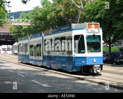 Tramway à Zurich gare centrale suisse Banque D'Images