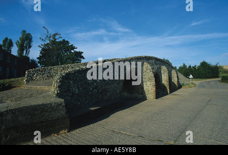 Cité médiévale avec le pont de la rivière Kennet béton peu profondes Ford pour la circulation moderne près de Newmarket Suffolk Banque D'Images