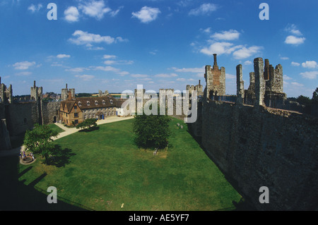 En Cour avec les murs du château vue depuis les remparts du château qui date du début du 13e siècle Banque D'Images