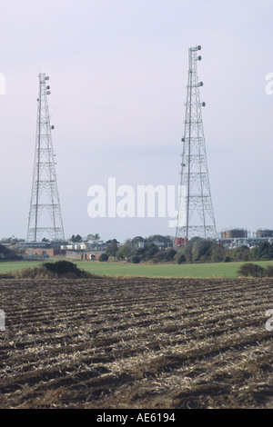 Deux mâts sur place d'un terminal de gaz de bacton avec domaine de la pomme de terre en premier plan East Anglia norfolk england uk Banque D'Images