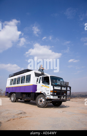 Un overland truck s'arrête à une vue dans le Parc National Kruger en Afrique du Sud Banque D'Images