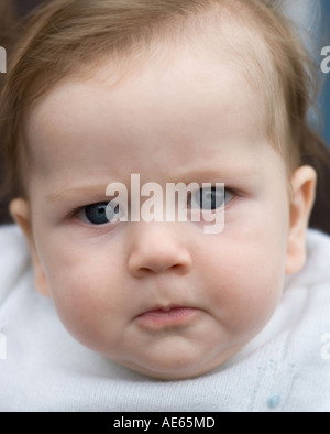 Portrait d'un bébé avec une expression grave, Stern Banque D'Images