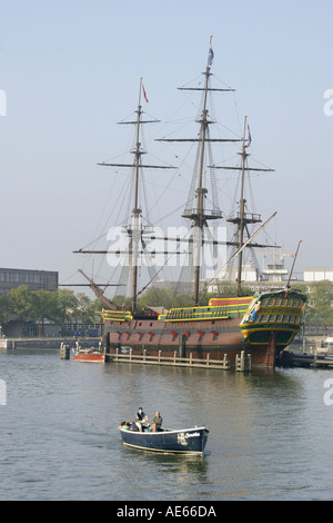 Amsterdam, Hollande. De Amsterdam à l'scheepvaart Museum. Réplique du navire à voile du 18ème siècle Banque D'Images