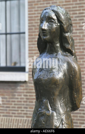 Amsterdam, Hollande. statue d'Anne Frank, 1929-45, créé par le sculpteur mari silverster andriessen. Banque D'Images